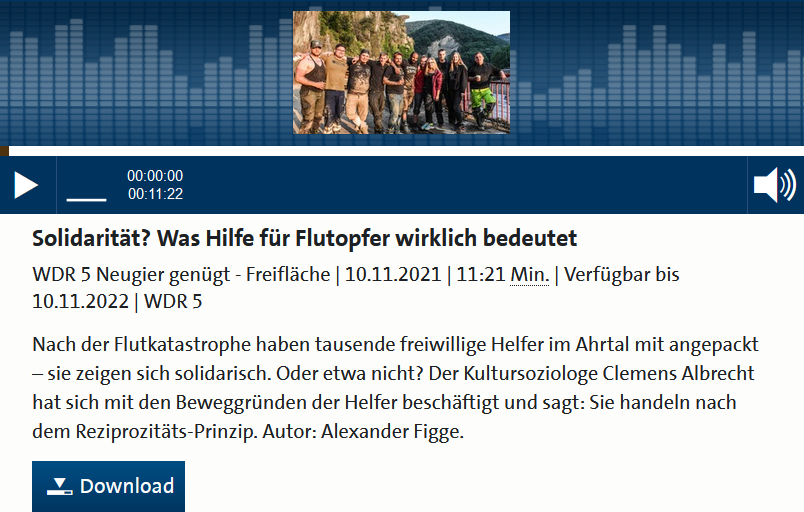 Eine Wissenschaftlerin und ein Wissenschaftler arbeiten hinter einer Glasfassade und mischen Chemikalien mit Großgeräten.